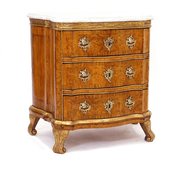 Elm wood veneered Baroque chest of drawers, gilt, with marble top. Denmark or Northgermany circa 1750. H: 80cm. Top: 80x46cm