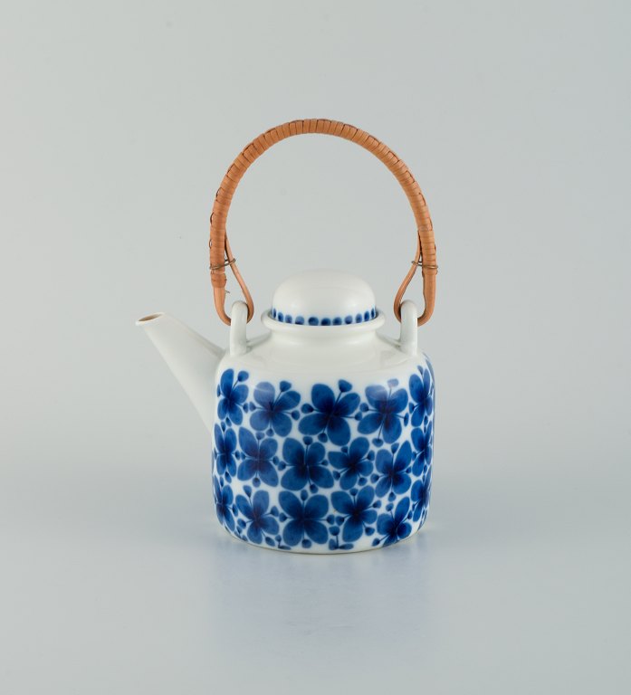 Rörstrand, Mon Amie, porcelain teapot with bamboo shank.