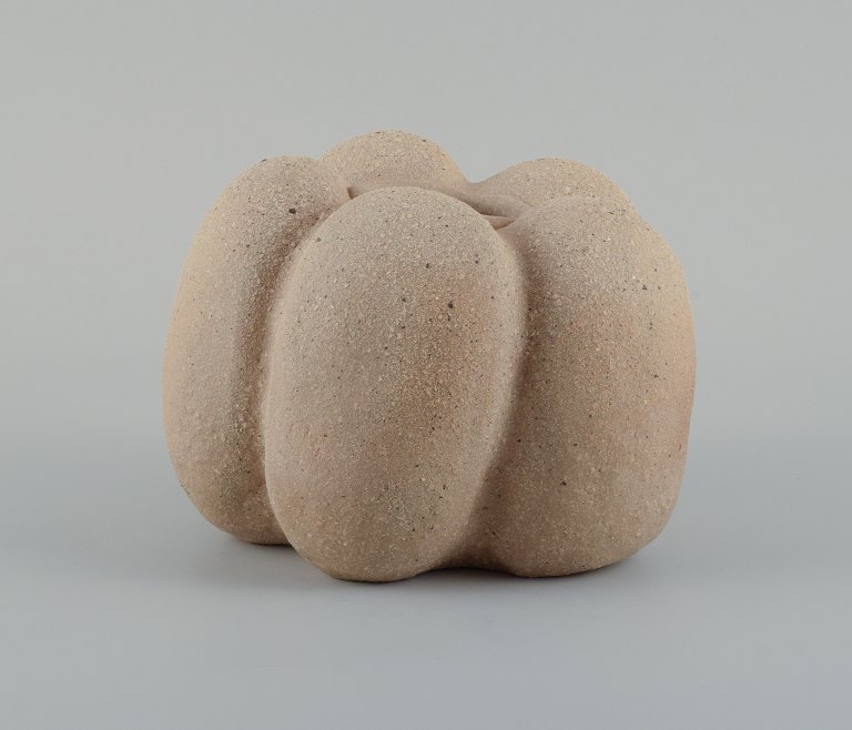 Christina Muff, dansk samtidskeramiker (f. 1971).Small, unique stoneware seedpod vase. Unglazed, with specks the vessel is organically shaped.