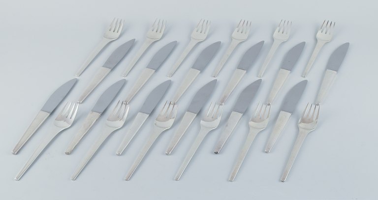 Georg Jensen Caravel, et komplet tolvpersoners middagsservice i sterlingsølv 
bestående af tolv middagsknive med blad i rustfrit stål og tolv middagsgafler.