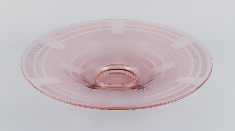 Schneider, Frankrig. Kolossal Art Deco rosa kunstglasskål i modernistisk design. 
Geometriske felter i matteret glas.