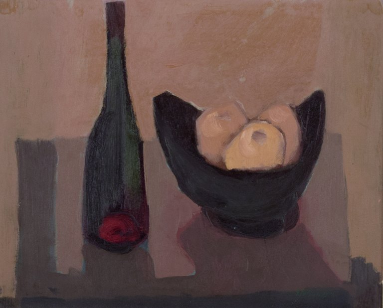 Sven Johansson  (1916-1990), svensk kunstner, olie på plade. Modernistisk stilleben med flaske og frugtkurv.