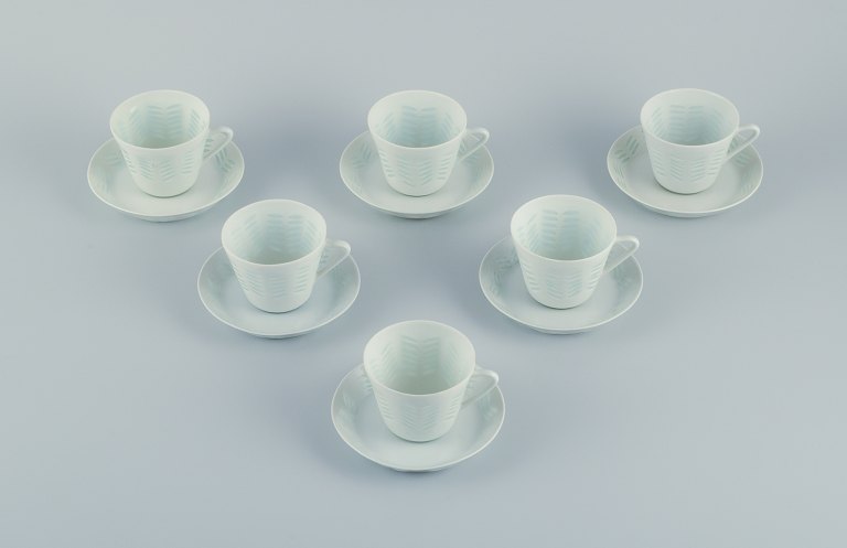 Friedl Holzer-Kjellberg (1905-1993) for Arabia, Finland, seks par kaffekopper 
med tilhørende underkopper i risporcelæn.