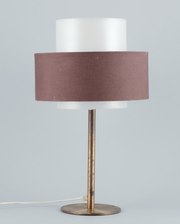 Luxsus, Sverige. Stor bordlampe i messing med skærm i plast og brunt stof.