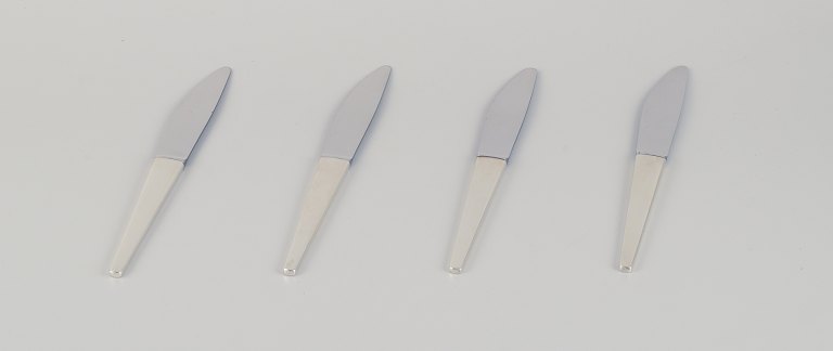 Henning Koppel for Georg Jensen. A set of four Caravel dinner knives in sterling 
silver with stainless steel blades.