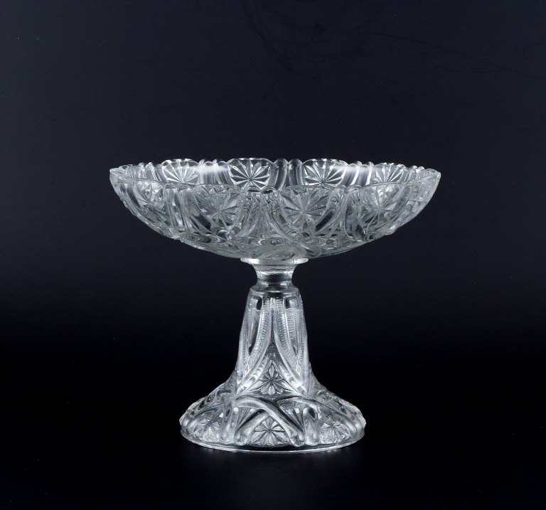 Val St. Lambert, Belgium. Large centerpiece in clear crystal glass.