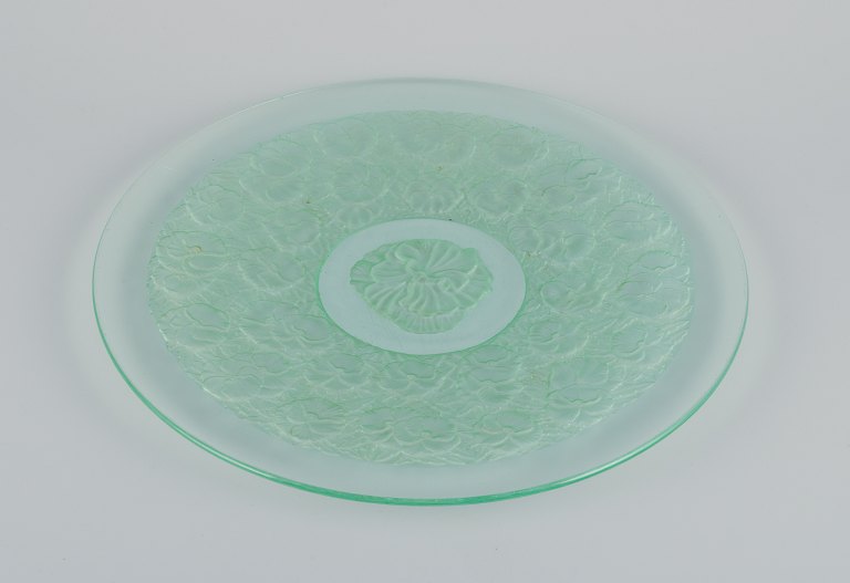 René Lalique stil. Kolossalt fad designet med blomstermotiver i grønt kunstglas. 
Mundblæst.