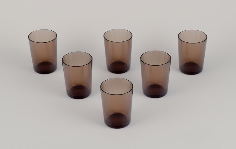 Vereco, Frankrig. A set of six small drinking glasses in smoked art glass.