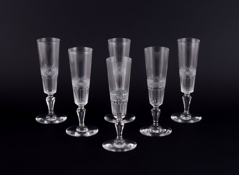 A set of six mouth-blown French champagne flutes in crystal glass. Faceted cut. 
Handmade.