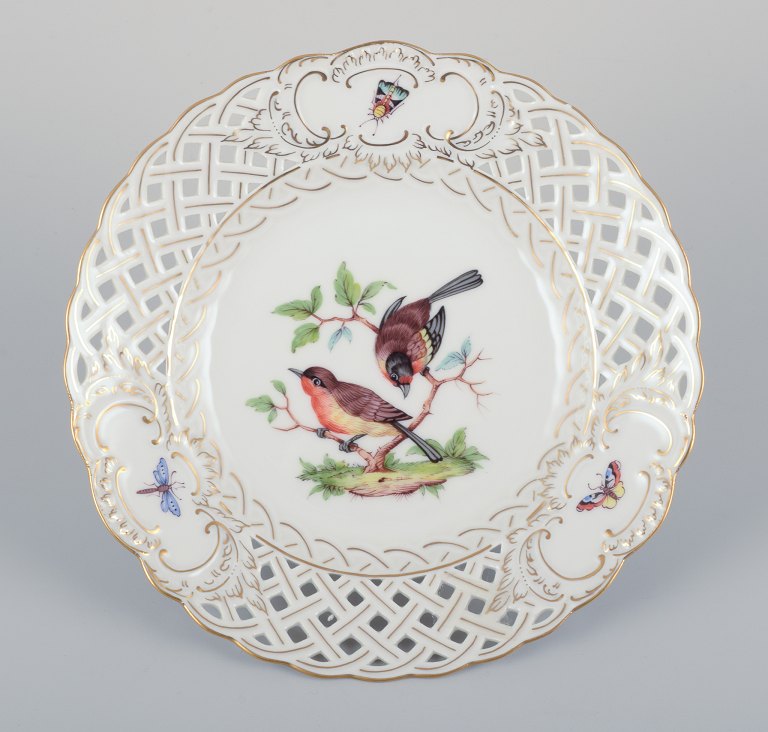 Meissen, Tyskland.  Gennembrudt porcelænstallerken. Håndmalet med fuglemotiv og 
insekter, guldkant.