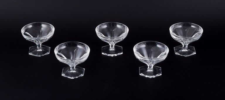 Baccarat, Frankrig, et sæt på fem Art Deco champagneskåle i klart krystalglas. 
Facetslebet.