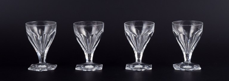 Baccarat, Frankrig, et sæt på fire Art Deco glas i klart krystal.