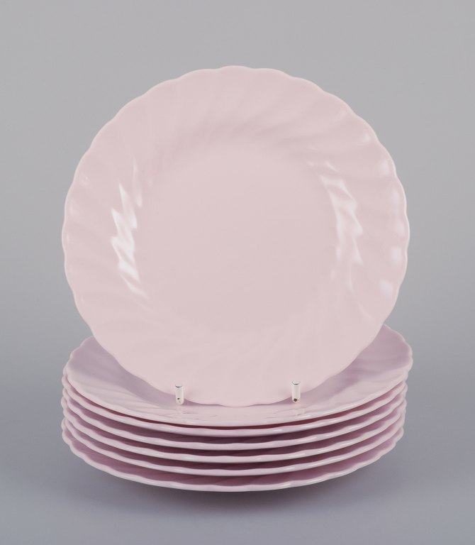 Tuscan, England. Seven plates in light pink porcelain with a wavy edge.
Fine English bone China.