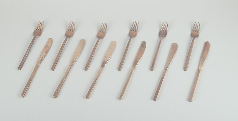 Sigvard Bernadotte "Scanline" brass flatware.
Six-person dinnerware set consisting of six dinner forks and six dinner knives.