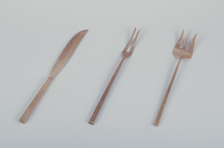 Sigvard Bernadotte "Scanline" brass flatware.
Carving set and a carving fork. Three pieces.