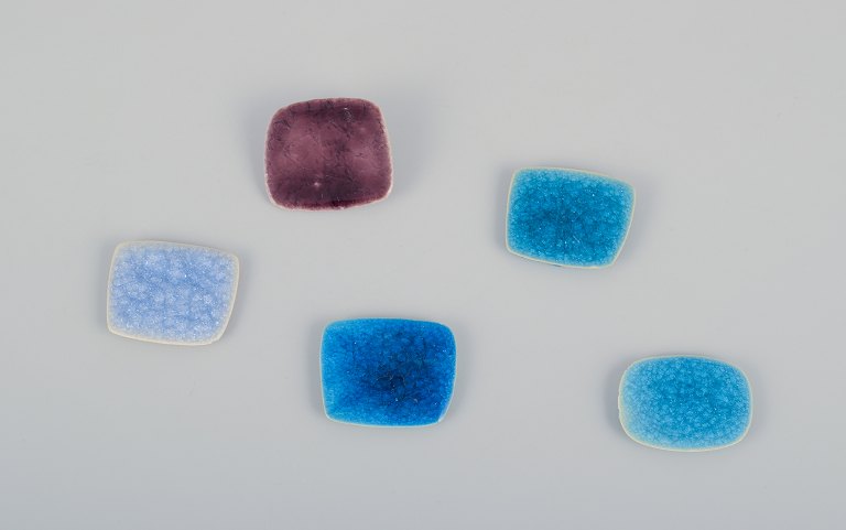 Ole Bjørn Krüger (1922-2007), Danish sculptor and ceramicist.
Five unique brooches in glazed stoneware in blue and purple shades.