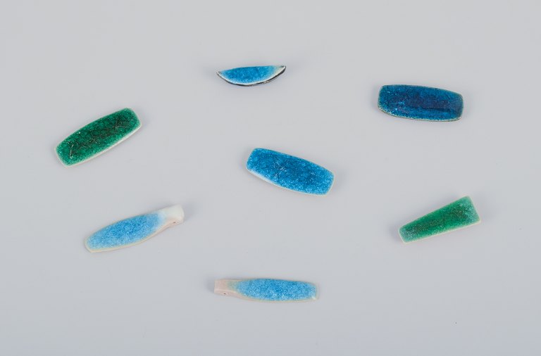 Ole Bjørn Krüger (1922-2007), Danish sculptor and ceramicist.
Seven unique brooches in glazed stoneware in blue and green hues.