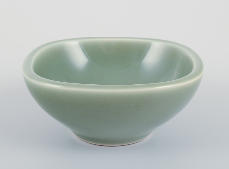 Nils Thorsson for Royal Copenhagen. Keramikskål i celadon glasur. Motiv af fisk.