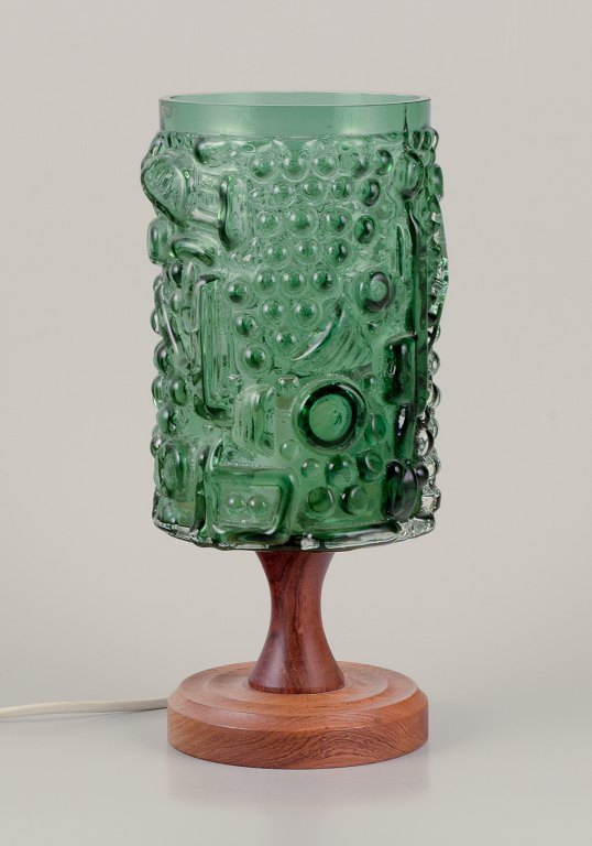 Josef Schott, tjekkisk/svensk glaskunstner.
Bordlampe i kunstglas, træfod.