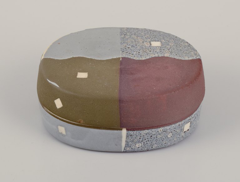 Malene Müllertz (b. 1949), Danish ceramist.
Unique lidded box in ceramics.