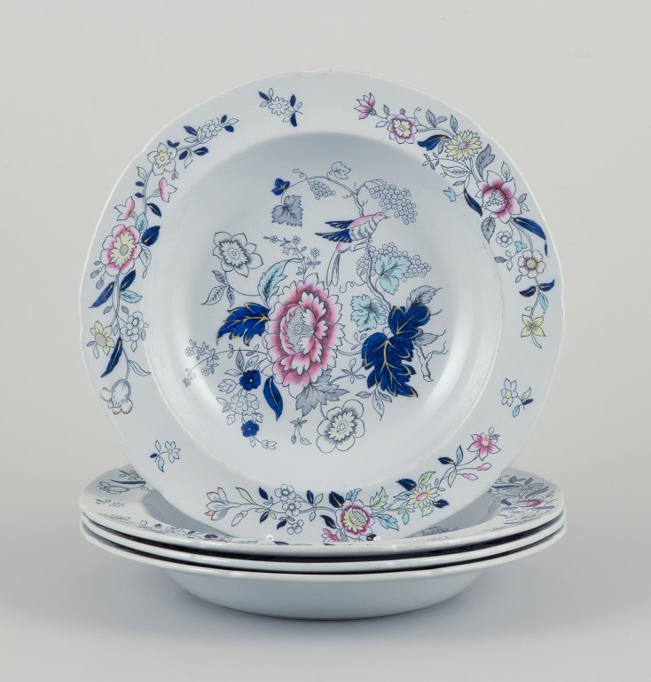 Copeland/Spode, England.
Four deep plates in faience.