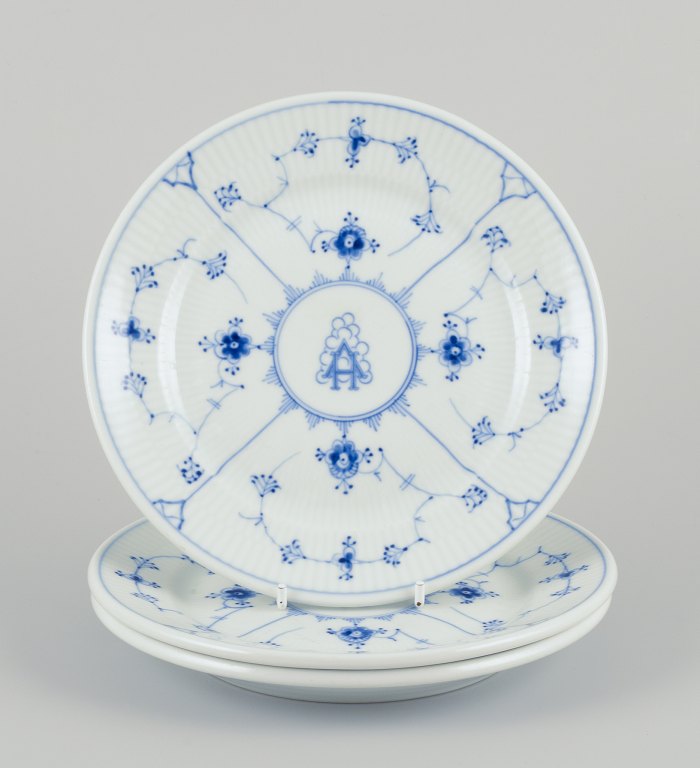 Bing & Grøndahl, Denmark.
A set of three Blue Fluted plates in hotel/restaurant porcelain.