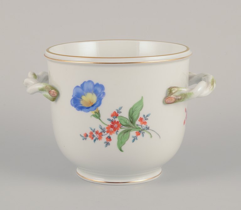 Meissen, Germany.
Planter pot with two leaf-shaped handles.