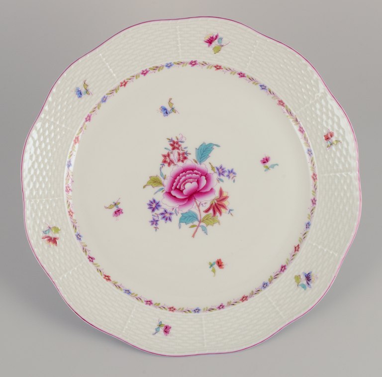 Herend, stort rundt fad i porcelæn. 
Håndmalet med polykrome blomstermotiver.