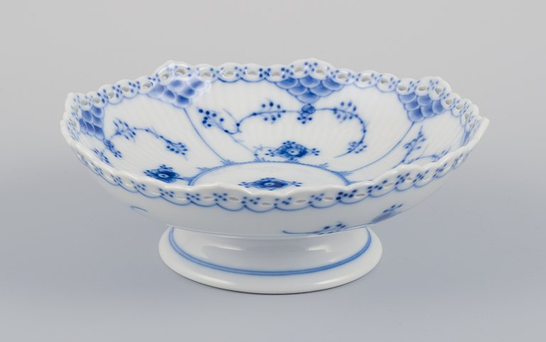 Royal Copenhagen Blue Fluted Full Lace, low centerpiece.