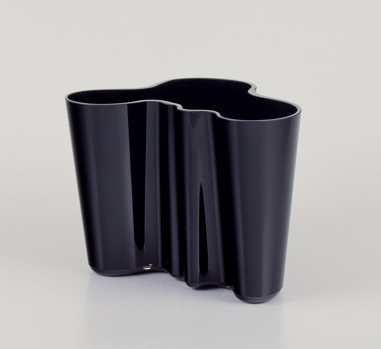 Alvar Aalto, Iittala, Finland, ”Savoy” vase i blåt mørkeblå glas.