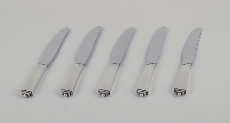 Georg Jensen Pyramid, a set of five short-handled dinner knives in sterling 
silver.