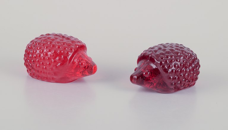 Swedish glass artist, Eneryda, Sweden.
Two hedgehogs in two shades of red art glass.