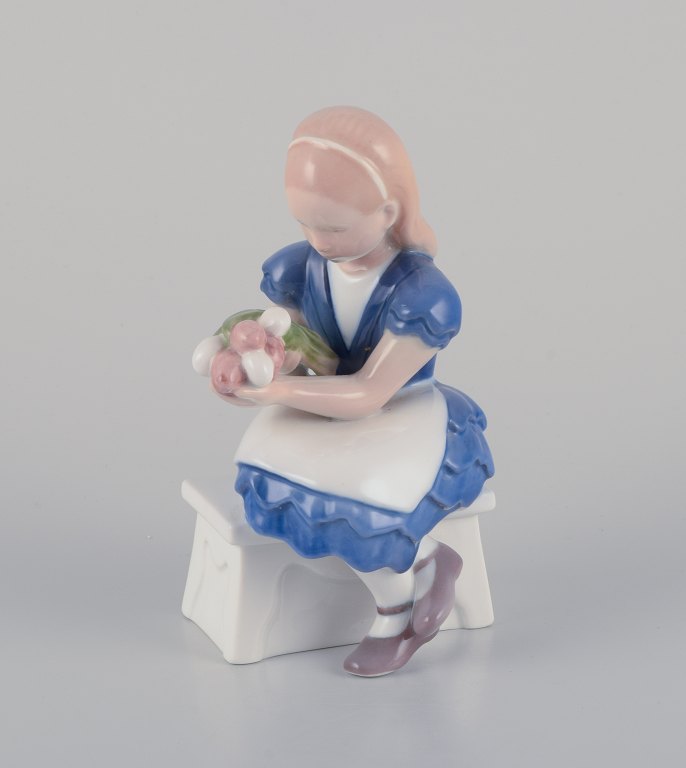 Bing & Grøndahl, Danmark.
Porcelænsfigur af siddende pige.