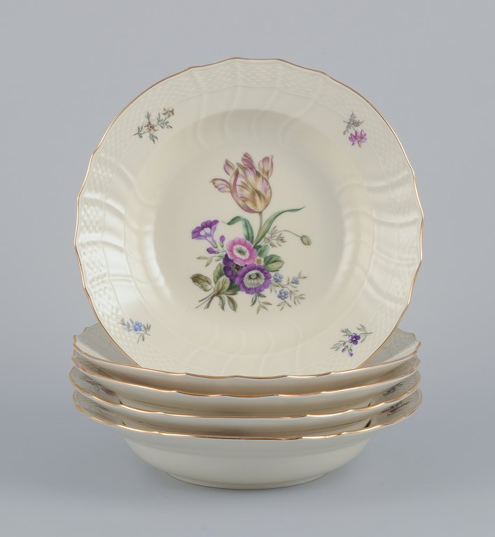 Royal Copenhagen ”Frijsenborg”. Fem dybe tallerkener i håndmalet porcelæn.