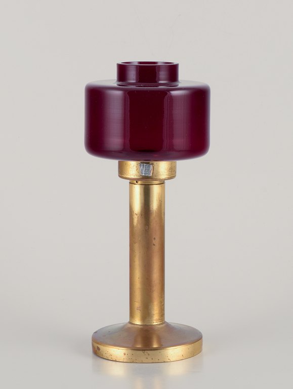 Hans-Agne Jakobsson, Atelje Lyktan, Åhus.
Table lamp in red glass.