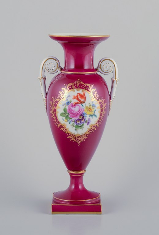 Meissen, vase af porcelæn med to hanke.