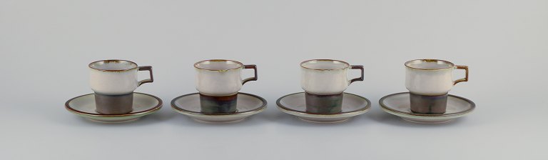 Bing & Grøndahl, Tema. Fire sæt kaffekopper i stentøj.