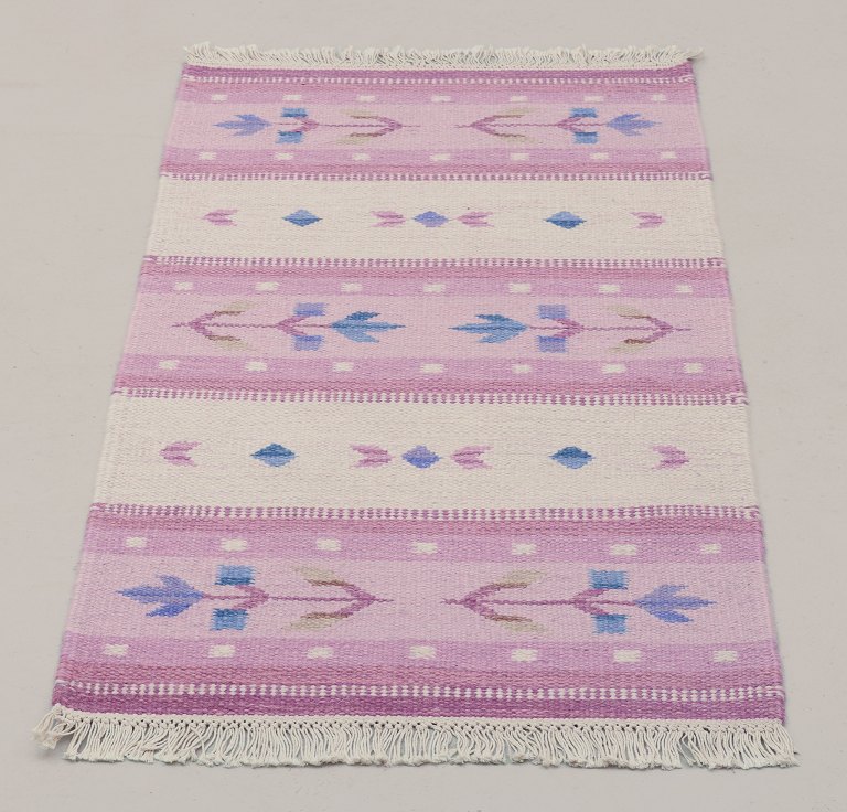 Swedish textile designer.Handwoven carpet in pure wool. Rölakan technique.