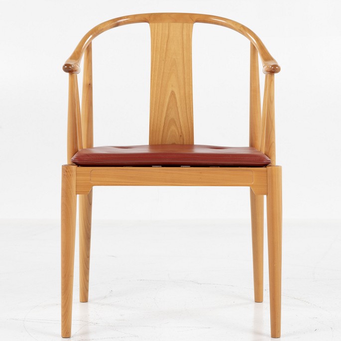 Hans J. Wegner / Fritz Hansen
FH 4283 - Kinastol i kirsebær med original rød læderhynde.
6 stk. på lager
Pæn stand
