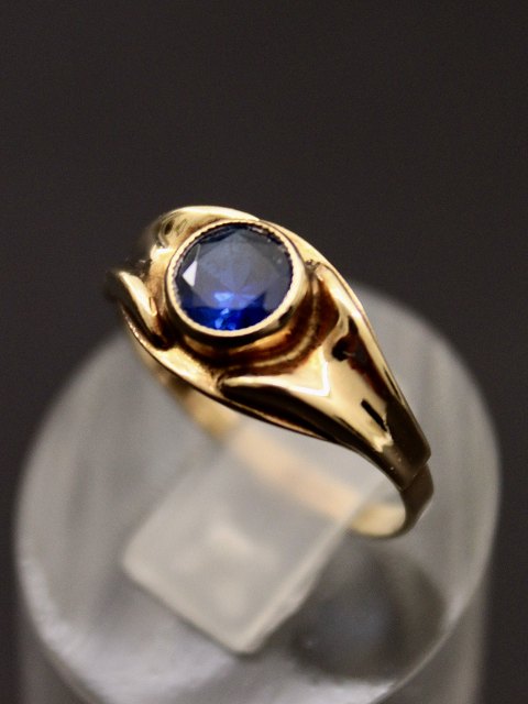 8 karat guld ring med safir farvet sten