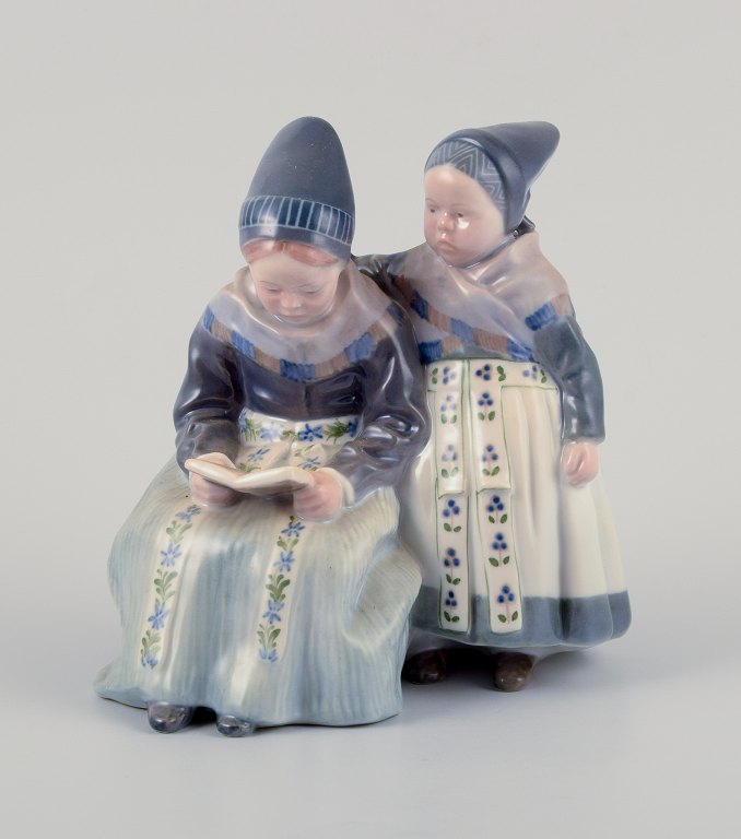 Royal Copenhagen figurine in porcelain.
Two "Amager" girls in regional costume.