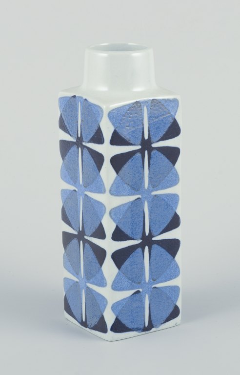 Ellen Malmer for Royal Copenhagen.
Baca vase med blå dekoration.