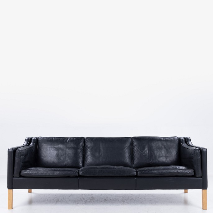 Børge Mogensen / Fredericia Furniture
BM 2213 - 3 pers. sofa i originalt, sort læder m. ben i eg.
1 stk. på lager
Pæn, brugt stand
