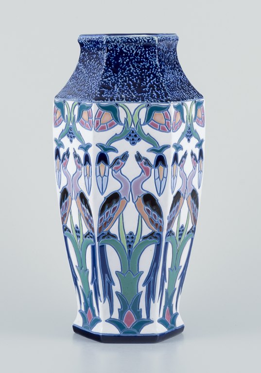 Amphora, Tjekkoslovakiet.
Stor og imponerende Art Deco vase.