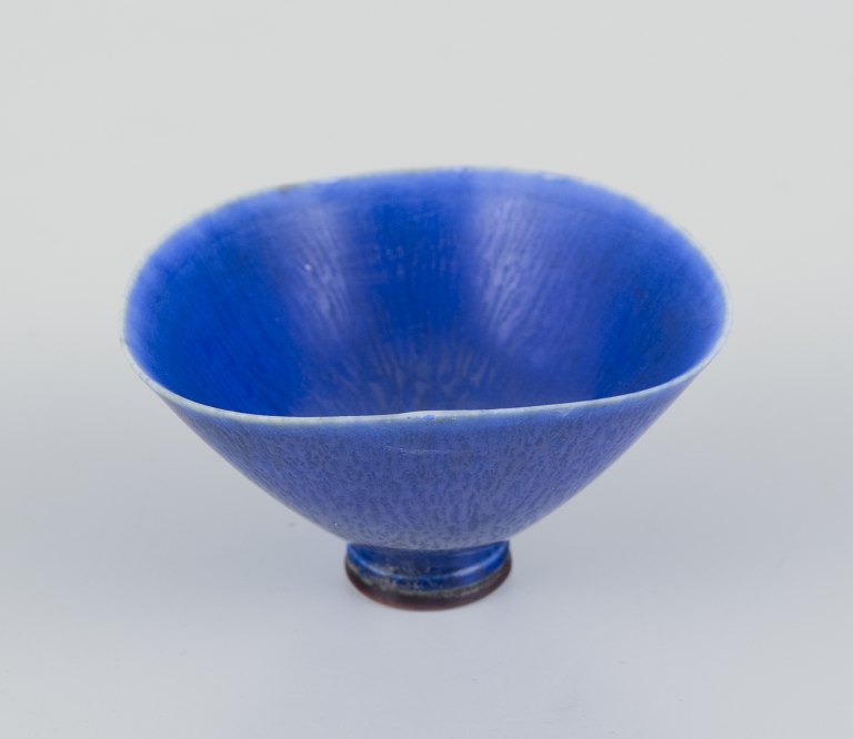 Berndt Friberg for Gustavsberg Studiohand, Sverige. 
Unika miniature keramikvase.