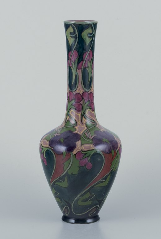 Zuid-Holland, Gouda. Unik Art Nouveau vase i glaseret keramik med håndmalede 
blomstermotiver.