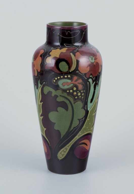 Gouda, Holland. Unik Art Nouveau vase i glaseret keramik.