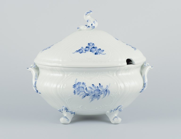 Royal Copenhagen. Large lidded tureen in white porcelain.