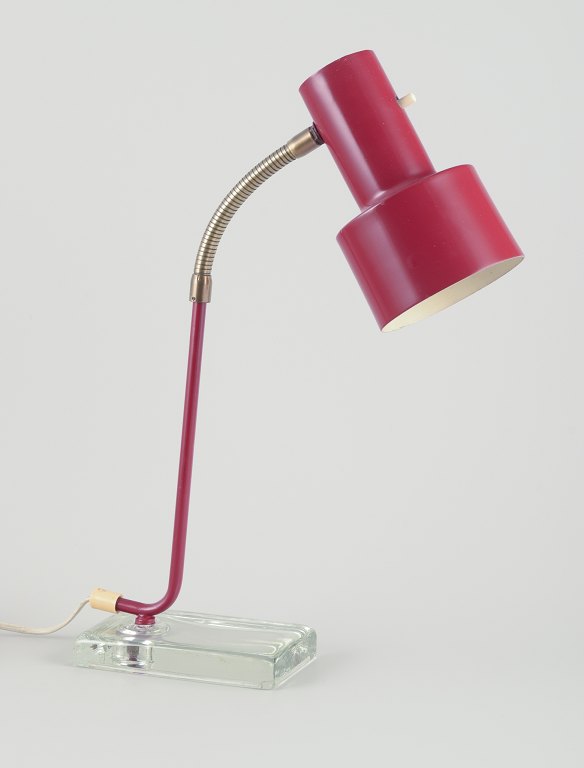 Swedish designer.
Retro table lamp in red lacquered metal on glass base.