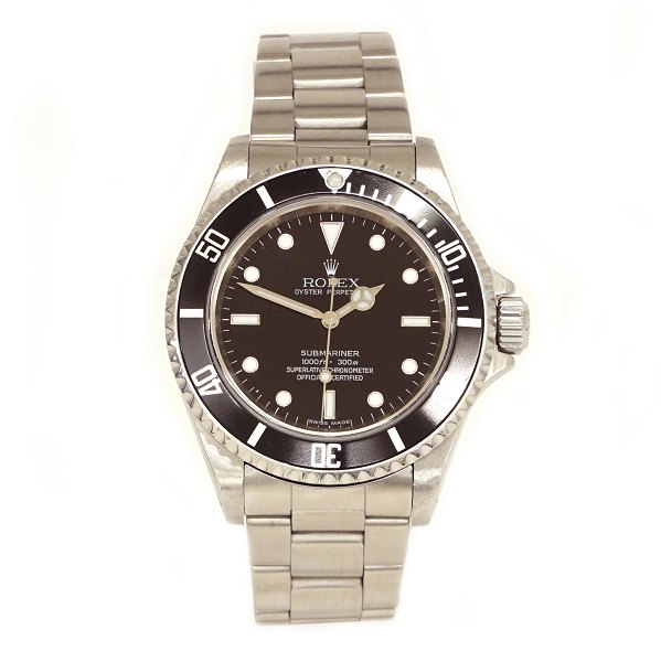 Rolex Submariner ref. 14060M. Solgt første gang 20.08.2010 af Wempe Hamborg. 
Serviceret af Bucherer februar 2022. Leveres med boks, certifikat og øvrigt 
tilbehør. D: 40mm